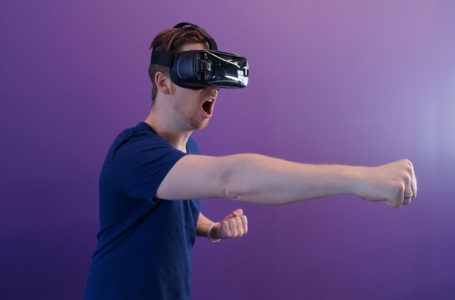 Smart Apps for Learning Through Experience in Virtual Reality