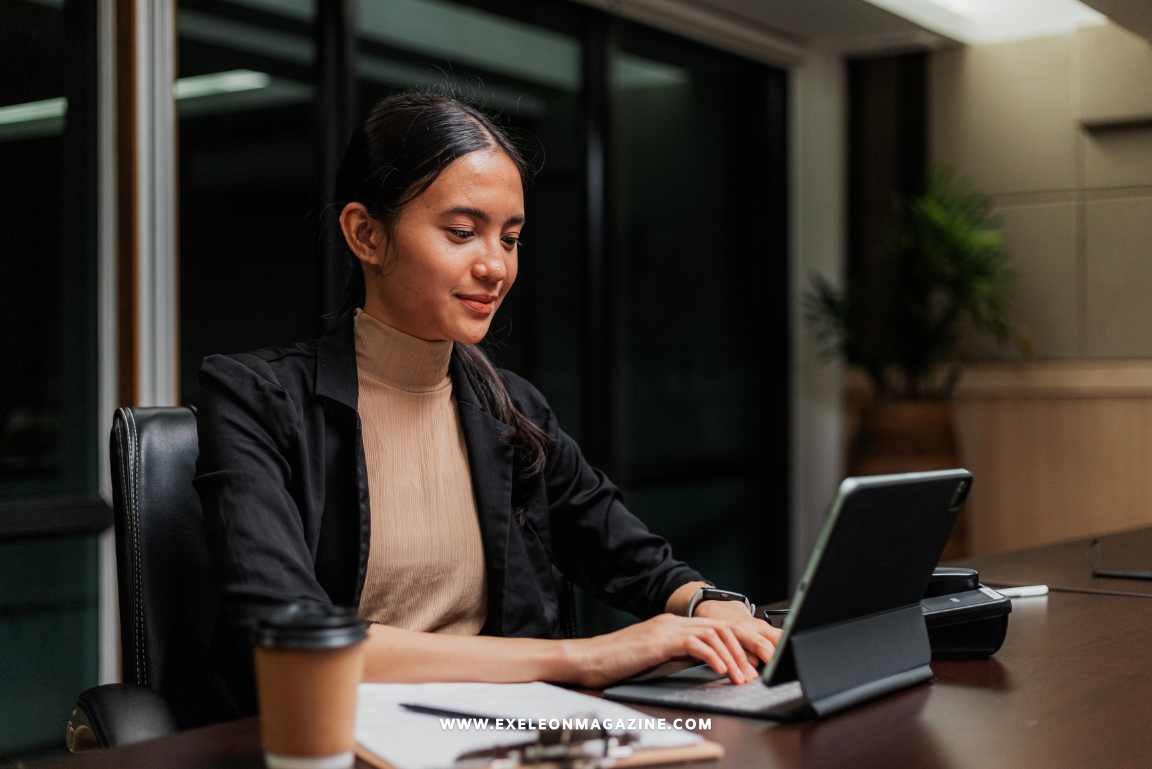 Corporate Solo Business Women Entrepreneur working on a laptop